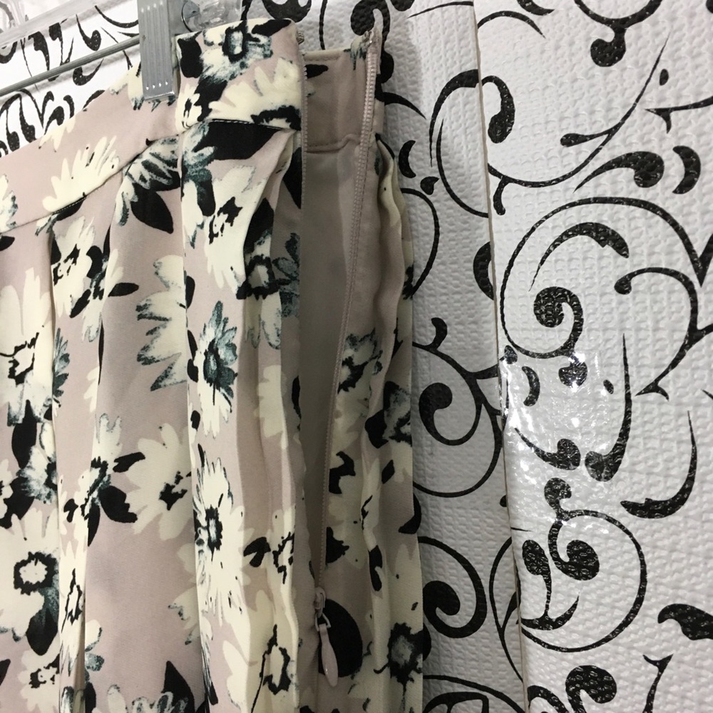 Banana Republic Gray Floral Box Pleat Skirt - Picture 4 of 6